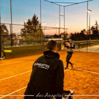 Αν θέλουμε αποτελέσματα πρέπει να δουλεύουμε κάθε μέρα! 💪🏾 Η προσπάθεια, η σκληρή δουλειά, η επανάληψη και η αγάπη για τον αθλητισμό είναι συνταγή επιτυχίας! 🔥 
#tennis #tennistraining #keeptraining #keepworking #keepimproving #success #workhard #repeat #lovetennis #lesraquettes #tennisacademy #tennisschool #tennisplayer #skg #thessaloniki #thermi #greece